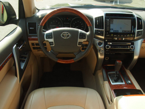 2013-toyota-land-cruiser-big-1