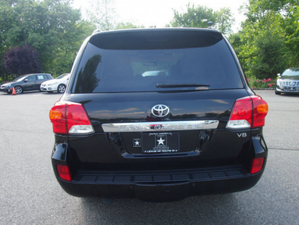 2013-toyota-land-cruiser-big-2