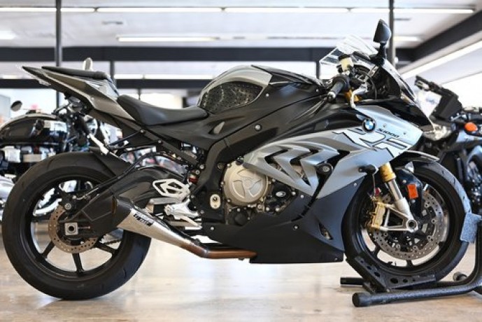 2018-bmw-s1000rr-available-971564580565-big-0