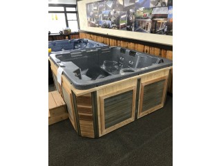 Reconditioned HotTub seats 5 people brand new cabinet!