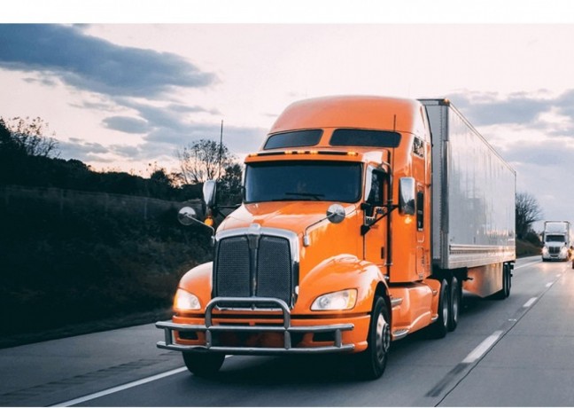 improve-women-truck-driving-hiring-use-on-lift-air-powered-landing-gear-lift-big-0